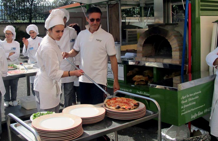 La formazione a domicilio con i corsi per pizzaiolo organizzati nelle scuole da Ape Verde Pistacchio pizzeria siciliana.