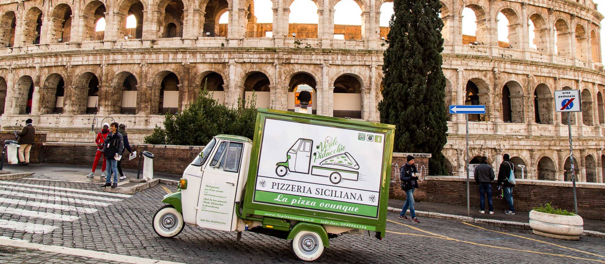 Ape verde pistacchio a Roma, al Colosseo